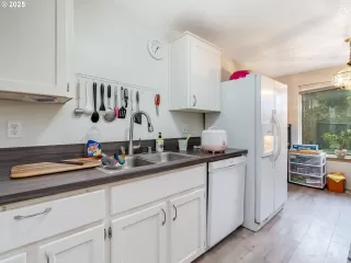 Photo #4: 423904075 Listing