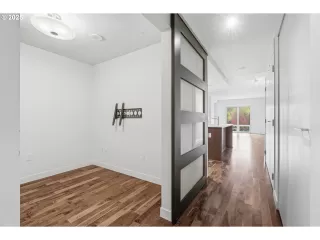 Photo #2: 424574985 Listing