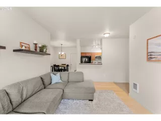 Photo #4: 425380211 Listing