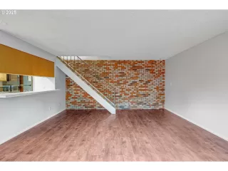 Photo #3: 425755328 Listing