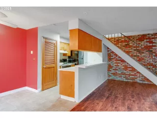 Photo #5: 425755328 Listing