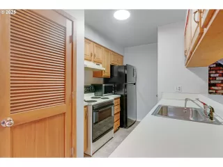 Photo #6: 425755328 Listing