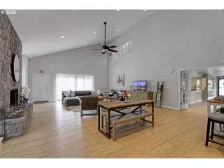 Photo #2: 426523239 Listing
