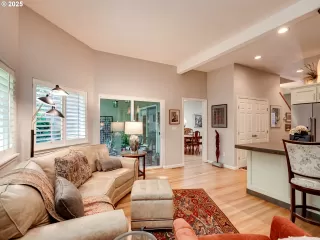 Photo #4: 426886410 Listing