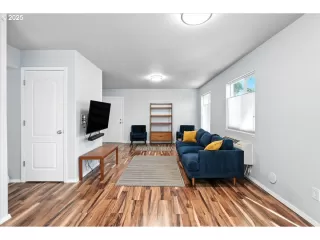 Photo #5: 428721233 Listing