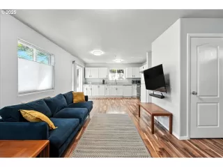 Photo #6: 428721233 Listing