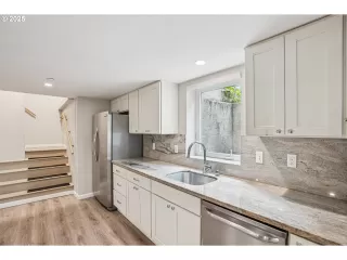 Photo #6: 430092835 Listing