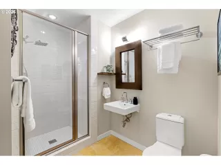 Photo #5: 430640557 Listing