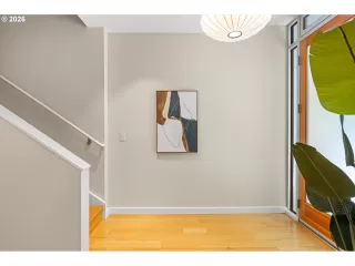 Photo #6: 430640557 Listing