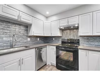 Photo #4: 431511972 Listing