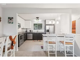 Photo #4: 431798777 Listing