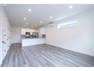 Photo #6: 432959319 Listing