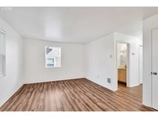 Photo #4: 434113011 Listing