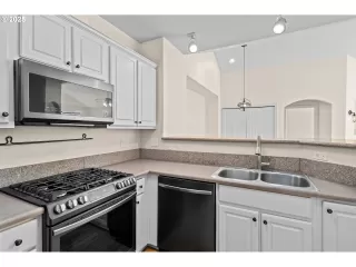 Photo #5: 435083811 Listing