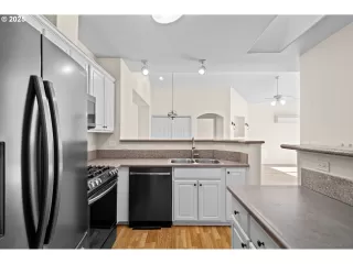 Photo #6: 435083811 Listing