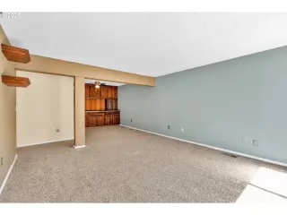 Photo #6: 437052068 Listing