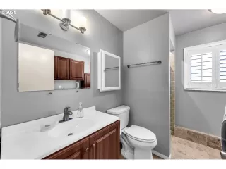 More Details about MLS # 437390995 : 15001 NE SISKIYOU CT