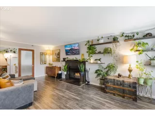 Photo #5: 438210374 Listing