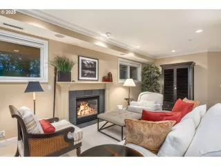 Photo #4: 438450835 Listing