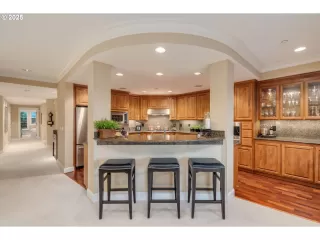 Photo #5: 438450835 Listing