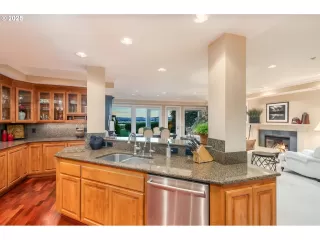 Photo #6: 438450835 Listing