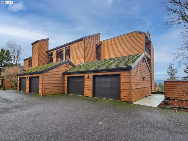 MLS: 438605109 Condo For Sale