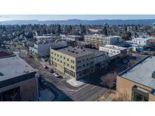 Photo #5: 438921347 Listing 