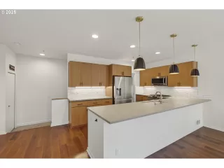 Photo #6: 441828671 Listing