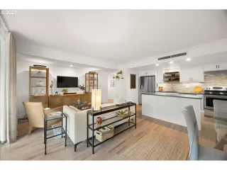 Photo #6: 443833425 Listing