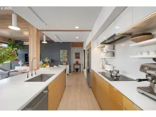 Photo #2: 443901512 Listing