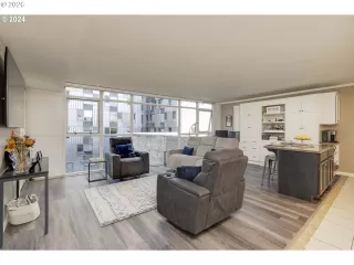 Photo #2: 446375542 Listing