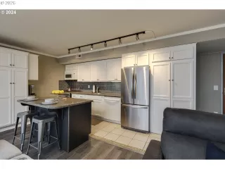 Photo #4: 446375542 Listing