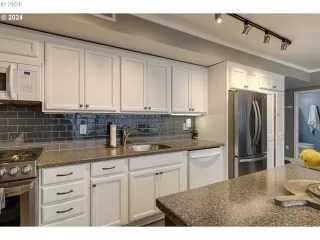 Photo #5: 446375542 Listing