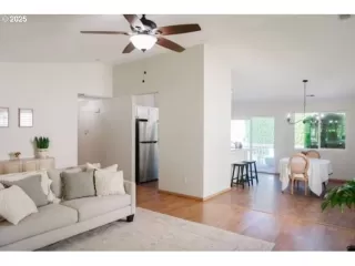 Photo #5: 447159551 Listing