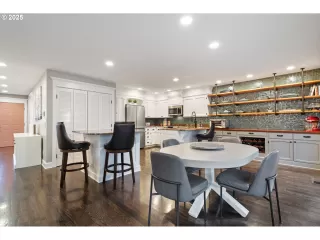 Photo #2: 448300554 Listing