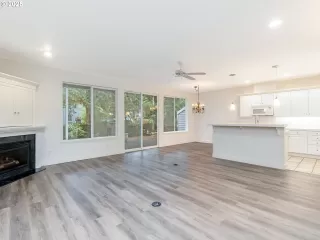 Photo #6: 449336839 Listing