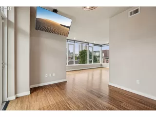 Photo #4: 449866756 Listing