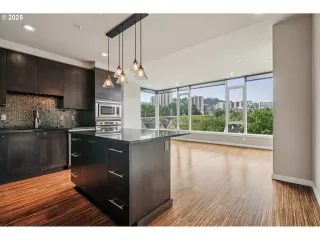 Photo #6: 449866756 Listing