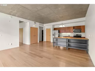 Photo #4: 460994586 Listing