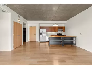 Photo #5: 460994586 Listing