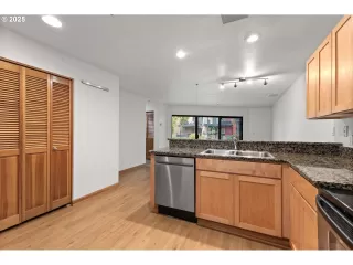 Photo #6: 463033608 Listing
