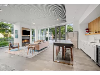 Photo #3: 463345923 Listing