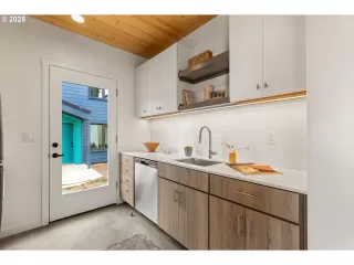 Photo #2: 464558433 Listing