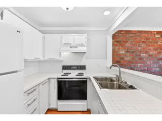 Photo #4: 467943937 Listing