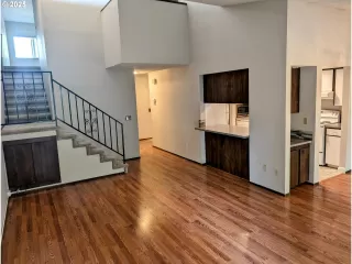 Photo #2: 474763381 Listing