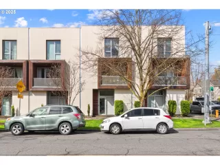 More Details about MLS # 475128723 : 2641 NE 7TH AVE 2