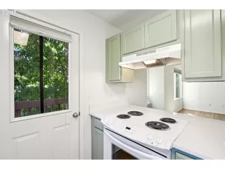 More Details about MLS # 486278939 : 217 NE 146TH AVE 6