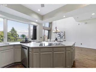 Photo #5: 488736877 Listing