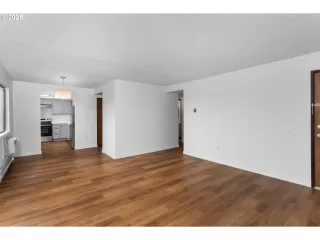 Photo #6: 499676587 Listing