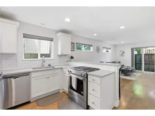 Photo #2: 500657104 Listing